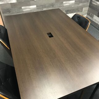 オフィス用のブラウンのテーブルと椅子4脚のセットです