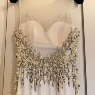 美しく光るロングドレス