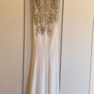 美しく光るロングドレス