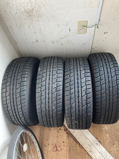 ダンロップタイヤ　スタッドレス(205/65R15)