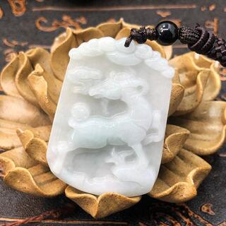 ネックレス 羊 本翡翠 ヒスイ 誕生日プレゼント 未年 天然石男女兼用