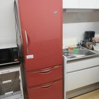 ファミリータイプ赤の冷蔵庫！