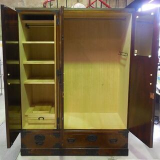 ワードローブ 幅134×高さ178cm 民芸家具 重厚金具 鍵付き 桐箪笥 引き戸 左右セパレート タンス たんす 伝統工芸品 札幌市東区 新道東店 ワードローブ 幅134×高さ178cm 民芸家具 重厚金具 鍵付き 桐箪笥