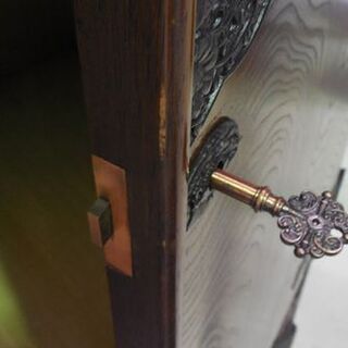 ワードローブ 幅134×高さ178cm 民芸家具 重厚金具 鍵付き 桐箪笥 引き戸 左右セパレート タンス たんす 伝統工芸品 札幌市東区 新道東店 ワードローブ 幅134×高さ178cm 民芸家具 重厚金具 鍵付き 桐箪笥