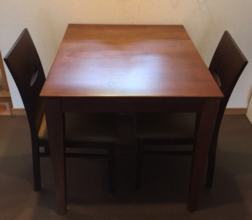 《値下げ》テーブル(900×750)と椅子2脚セット