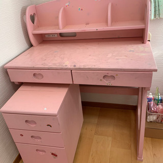 ピンクの学習机
