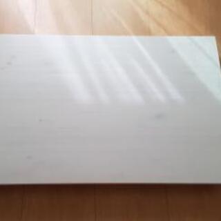 白い塗装のテーブル