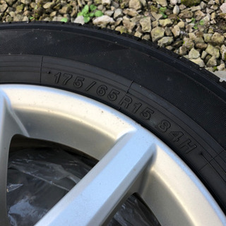 アクア　純正アルミタイヤ　175/65r15