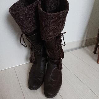 茶色の花柄ブーツ