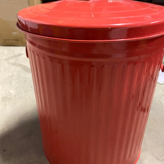 赤い ゴミ箱