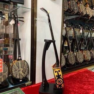 沖縄県産・三線・真壁(マカビ)型・県産黒木/黒檀・スンチ塗り・棹塗替え/チーガ/カラクイ/弦新品(22-A))