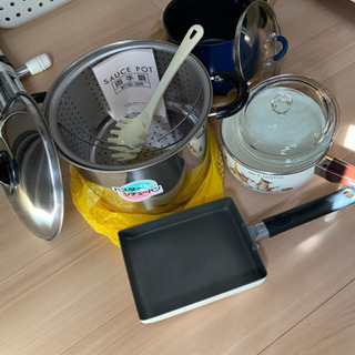 両手鍋、片手鍋２つ、卵焼き器　中古品