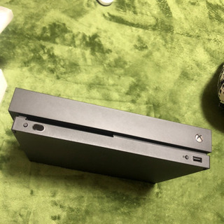 XBOX ONE X (GEARSダウンロードコード使用済み）本体 美品