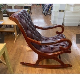 チェスターフィールドのロッキングチェアー 雰囲気ある逸品