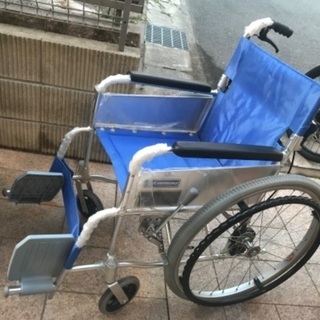 未使用の車椅子。