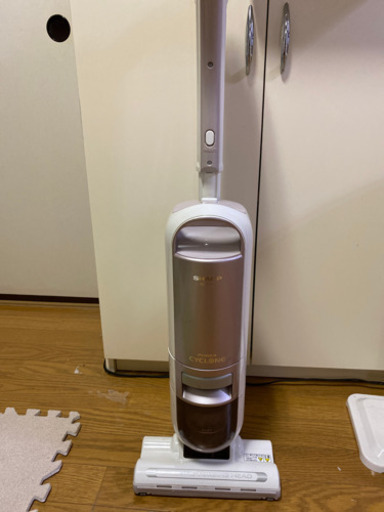縦型掃除機　SHARP Power cyclone  EC-ST10