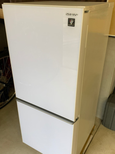シャープ 2ドア冷蔵庫 白137L 半年間使用、新品同様、キズ防止マット付き