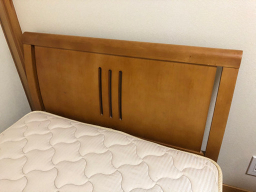シングルベッド　木製フレームとフランスベッドマットレス