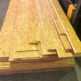 値下げ！】OSB材(ねじ穴アリ)【格安】にてお譲りします。DIYにちょうど