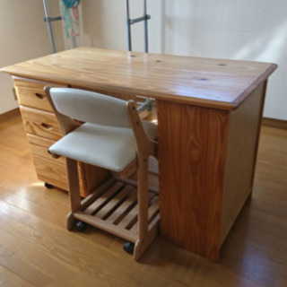 木製の机とイスセット