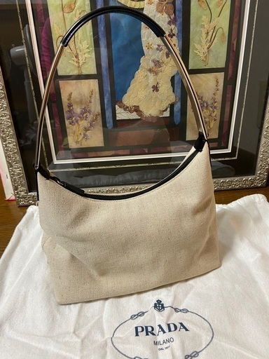 新品未使用品　プラダショルダーバック　①