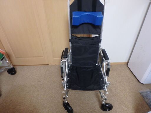 日進医療器　特別注文　乗車人が介護者に頼むことなく自身でリクライニング可能な車椅子