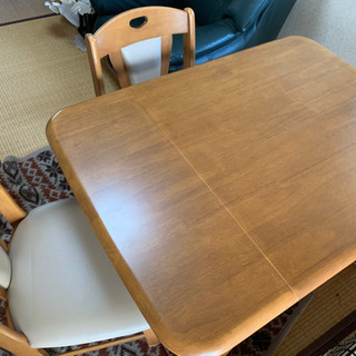 綺麗なテーブル（椅子2脚付き）