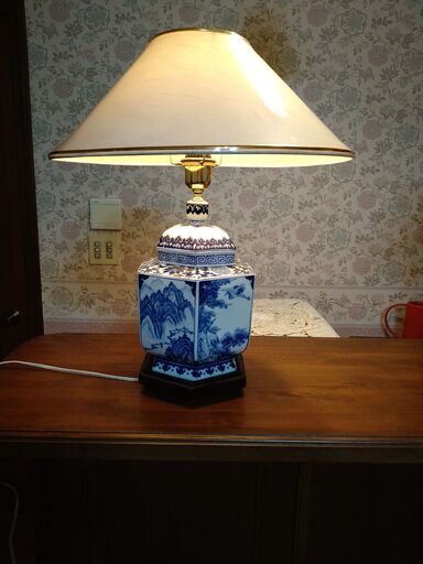 中国製アンティーク風陶器の電気スタンド　藍色柄（中古品）