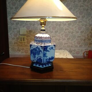中国製アンティーク風陶器の電気スタンド 藍色柄（中古品 