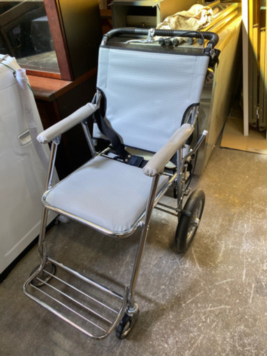 介護車椅子　折り畳みタイプ　ブレーキ付き