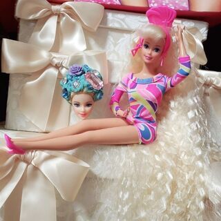 Barbie人形とBarbieバッジ