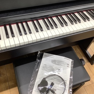 電子ピアノ　ROLAND HP605-GP のご紹介です。