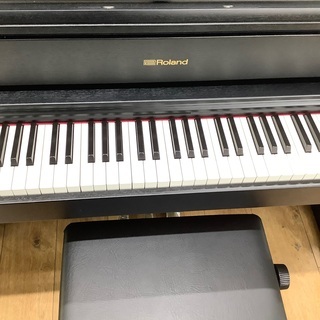 電子ピアノ ROLAND HP605-GP のご紹介です。