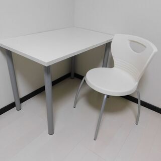白い テーブル と plastium の チェア