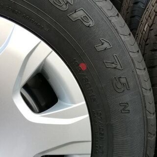 200系ハイエース純正鉄ホイールとタイヤのセットです