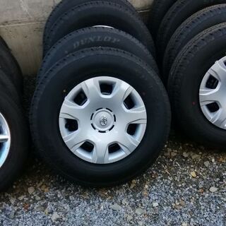 200系ハイエース純正鉄ホイールとタイヤのセットです