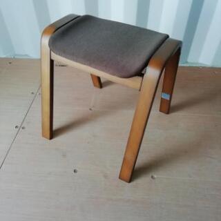 ニトリ　木製スツール　リュークDBR　椅子
