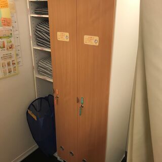 木目調鍵付きロッカー