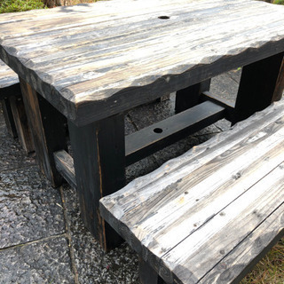 ガーデン用の木製テーブルとベンチ2脚のセット