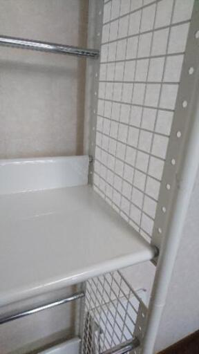 終了 つっぱり棚 白 目隠しロールカーテン付き ラパン三世 幕張の収納家具 棚 シェルフ の中古あげます 譲ります ジモティーで不用品の処分