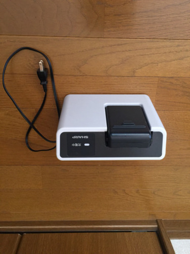 シャープ2015年製  EC-SX210 。充電器。ご希望でしたら本体掃除機も電池もお譲りします。満タン充電で5分くらい。