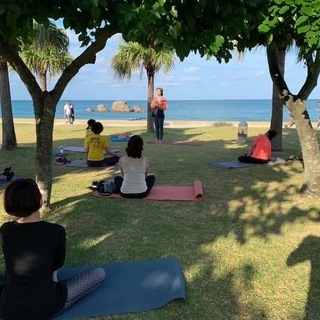 サンライズビーチヨガ＆瞑想inアラハビーチ（沖縄北谷町） − 沖縄県