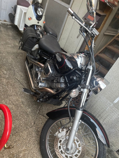 お世話になります！ 先日買付したドラッグスター250の仕上げ、撮影、グーバイク掲載が完了したのでご紹介させていただきます！ ボバーなカフェスタイル➕ ドラッグスター250と珍しさが重なったこちらの車両ですが、人気なブラックアウト塗装、スポタン、スラッシュカット ...