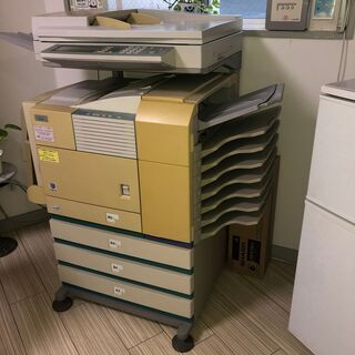 コピー機　シャープ　複合機 AR-3５０M製番４５０２５８１１ お譲りします、新品のトナーカートリッジ（8,000円）付き。　オフイスの移転のため現在使用中のシャープ複合機をOnline向きの機種に変更につき譲渡します、買取り機のため追加費用は不要です。B5, A4, B4, A3各用紙のカートリッジ付き、両面コピーやソート機能付きです