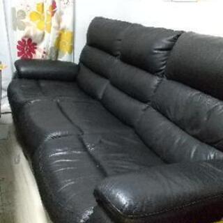 ニトリの3人用電動本革テーブル付きリクライニングソファ (ビリーバー3 DBR 革)

