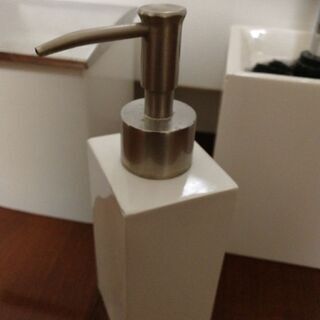 フランフラン購入トイレタリー3点セット陶器製ホワイト まひる 蒲田の家庭用品 トイレ用品 の中古あげます 譲ります ジモティーで不用品の処分 フランフラン購入トイレタリー3点セット陶器製ホワイト まひる 蒲田の家庭用品 トイレ用品 の中古あげます 譲ります ジモティーで不用品の処分