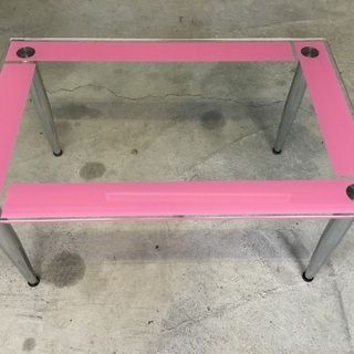 ピンクのガラステーブル