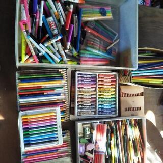 使いかけの鉛筆、消しゴム、色鉛筆、クレヨン、色ペン、