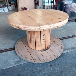 木製コイルテーブル・フローリングを張りました