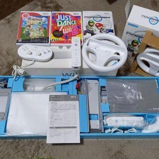 【中古】Wii本体セット(箱あり)+マリオカート（ハンドル2個付...